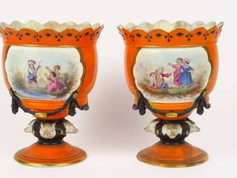 Paire de coupes sur piedouche Napoléon III en porcelaine, à décor de s