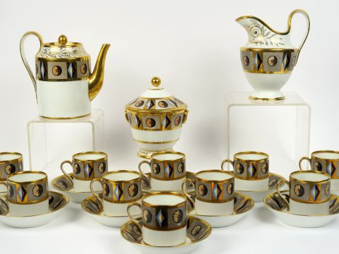 Service à café début XIX ème en porcelaine, à décor polychrome de cabo
