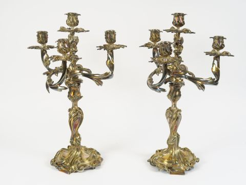Paire de candélabres de style Louis XV en bronze argenté éclairant à q