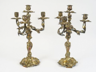 Vente aux enchères Paire de candélabres de style Louis XV en bronze argenté éclairant à q