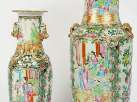 Vente aux enchères Deux différents vases en porcelaine de Canton, à décor polychrome de p