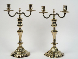 Vente aux enchères Paire de bougeoirs doubles en bronze argenté.