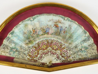 Vente aux enchères Eventail à feuilles pliées de style Louis XVI en ivoire ajouré et doré