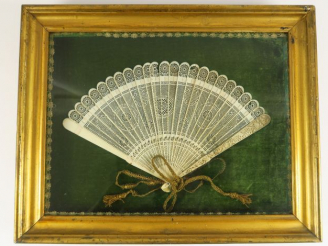 Vente aux enchères Eventail fin XIX ème à feuilles brisées en ivoire de Canton.  Dans un 