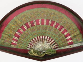 Vente aux enchères Eventail  à feuilles pliées de style Louis XVI,début XIXème en nacre a