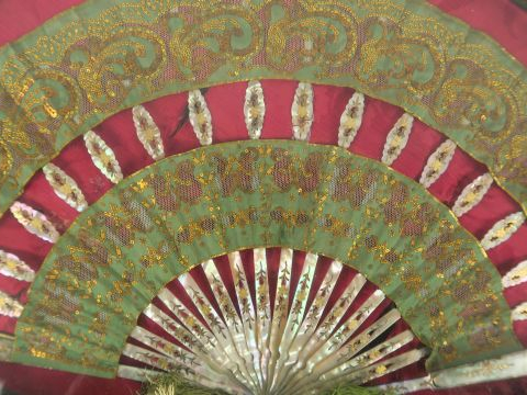 Eventail  à feuilles pliées de style Louis XVI,début XIXème en nacre a