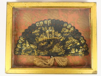 Vente aux enchères Eventail à feuilles brisées 1900 en laque, à décor de style Extrême-Or