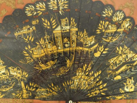 Eventail à feuilles brisées 1900 en laque, à décor de style Extrême-Or