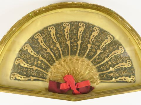 Eventail à feuilles pliées de style Louis XV, à décor noir et doré.  D