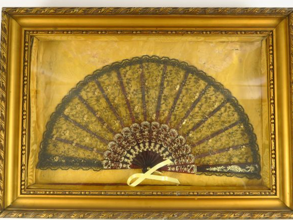 Eventail à feuilles pliées en dentelle, écaille brune et dorée.  Dans 
