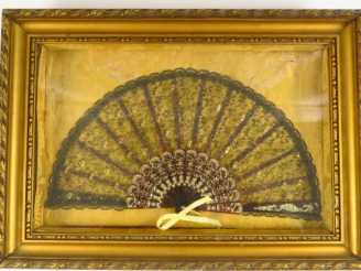 Vente aux enchères Eventail à feuilles pliées en dentelle, écaille brune et dorée.  Dans 