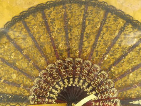 Eventail à feuilles pliées en dentelle, écaille brune et dorée.  Dans 