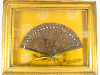 Vente aux enchères Eventail à feuilles brisées 1900 en écaille brune. Dans un cadre recta