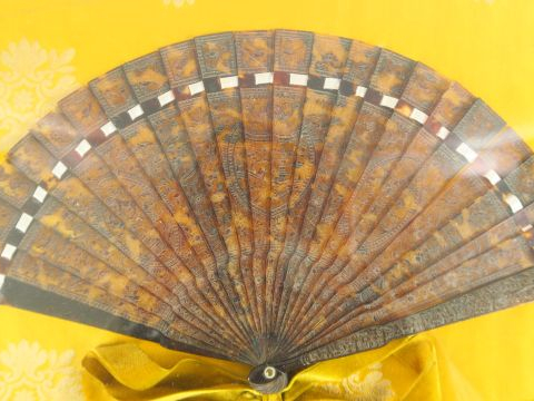 Eventail à feuilles brisées 1900 en écaille brune. Dans un cadre recta