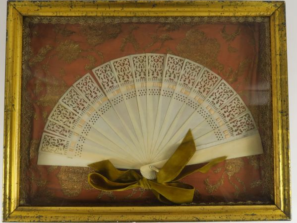 Eventail à feuilles brisées 1900 de style Louis XVI en ivoire.  Dans s