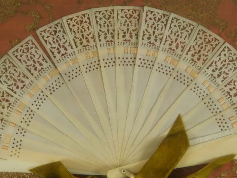 Eventail à feuilles brisées 1900 de style Louis XVI en ivoire.  Dans s