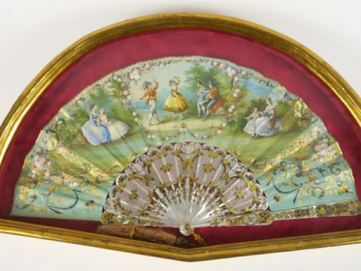 Vente aux enchères Eventail à feuilles pliées de style Louis XVI en nacre gravée, ajourée
