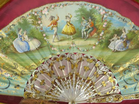 Eventail à feuilles pliées de style Louis XVI en nacre gravée, ajourée