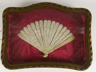 Vente aux enchères Eventail à feuilles brisées 1900 en ivoire de Canton. Dans un cadre re