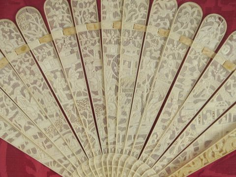 Eventail à feuilles brisées 1900 en ivoire de Canton. Dans un cadre re