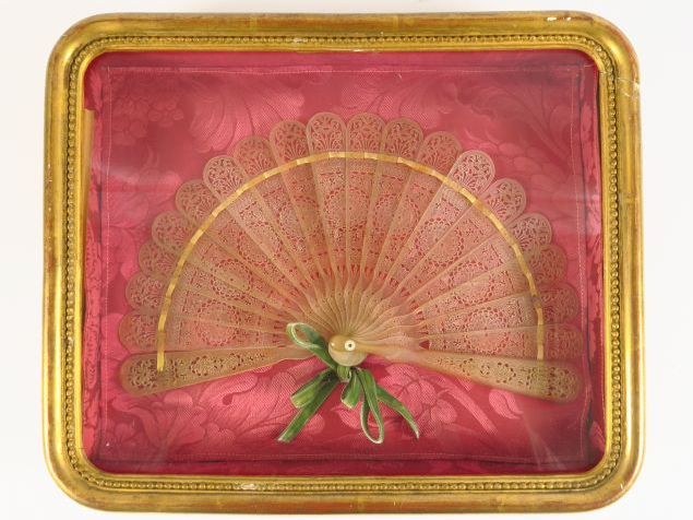 Deux différents éventails à feuilles brisées en écaille blonde ajourée