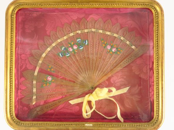 Deux différents éventails à feuilles brisées en écaille blonde ajourée