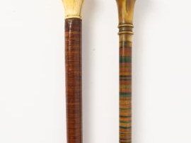 Deux différentes cannes 1900, pommeaux en ivoire et corne.