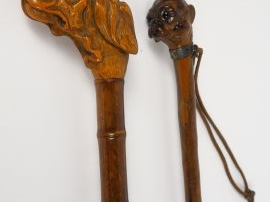 Vente aux enchères Deux cannes, les pommeaux en fome de gueule de chien.