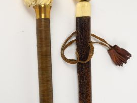 Vente aux enchères Canne 1900, pommeau en ivoire à décor de visage d'homme enturbanné.  O