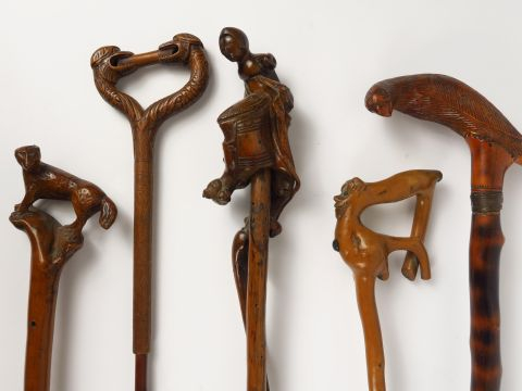 Cinq différentes cannes, les pommeaux en forme d'animaux ou de personn