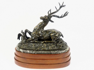 Vente aux enchères Ecole française XIXème 'Cerf couché' Sculpture en bronze à patine brun