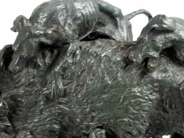 FRATIN 'Sanglier attaqué par des chiens'. Groupe en bronze à patine ve