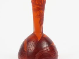 GALLE. Vase soliflore en verre, à décor gravé en camée et à l'acide de