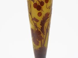 GALLE. Vase en verre à décor gravé en camée et à l'acide de vigne vier