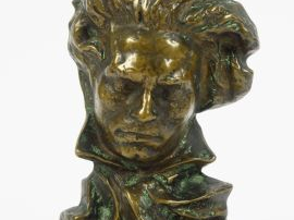 LE FAGUAYS. 'Portrait de Bethoveen'. Sujet en bronze patiné.  Signé.  