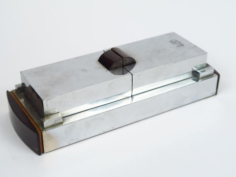 ADNET (Attribuée à ). Boite à jeux Art déco en métal chromé et ébène d