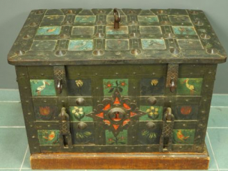 Vente aux enchères Coffre de marine XVIIème en fer à décor polychrome à décor de fleurs e
