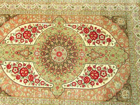 Tapis d'Orient Ispahan en laine et soie.   140 x 254 cm