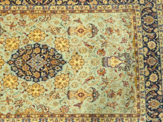 Vente aux enchères Tapis d'Orient Ispahan en laine et soie.  200 x 140 cm