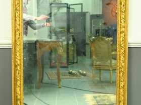 Vente aux enchères Glace de cheminée Napoléon III de style Louis XVI à décor de trophée. 