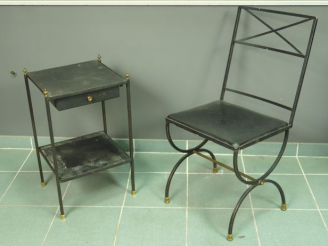 Vente aux enchères Guéridon et chaise 1940 en cuir et métal.