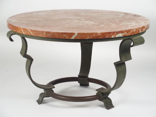 Guéridon 1940 en fer forgé et marbre rose.