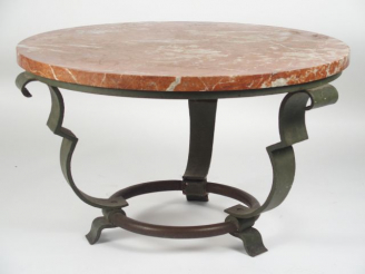 Vente aux enchères Guéridon 1940 en fer forgé et marbre rose.