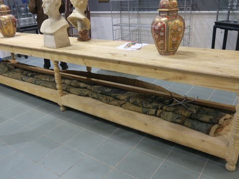 Grande table de drapier en bois clair. 80 x 400 x 69,5 cm