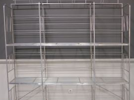 Vente aux enchères Etagère de boulanger en aluminium. Dim. : 205 x 197,5 x 46 cm