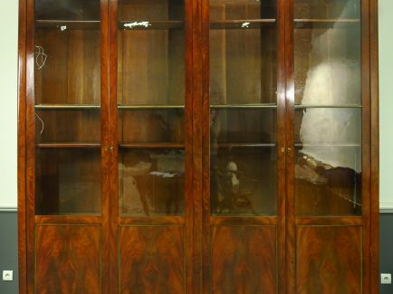 Bibliothèque XIXème en acajou et placage d'acajou flammé ouvrant à qua