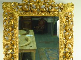 Glace XIX ème de style Louis XIV en bois sculpté, doré et ajouré, à dé