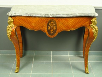 Vente aux enchères Console de style Louis XV en marqueterie, ornementation de bronze doré