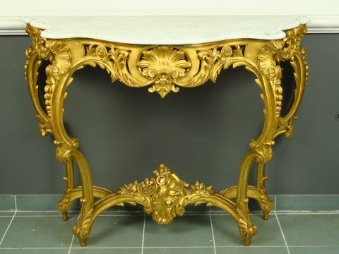 Console Napoléon III à quatre pieds de style Louis XV en bois sculpté,