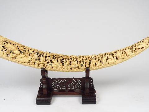 Grande défense sculptée, à décor du Banquet des Immortels dans une for